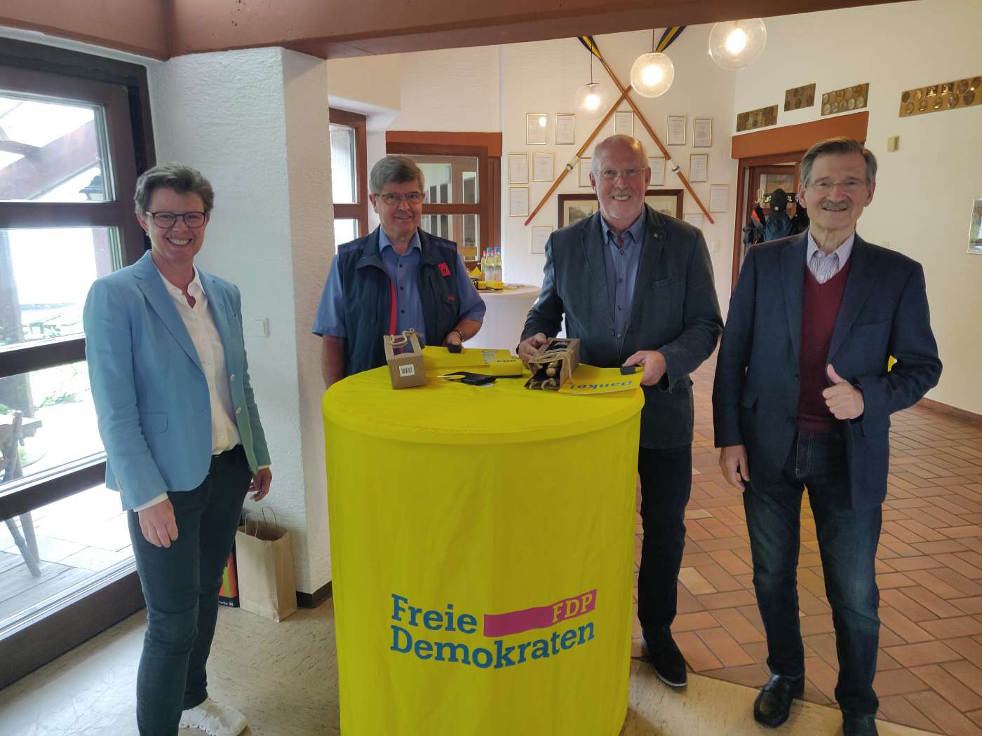 Hermann Otto Solms (rechts) und Marion Schardt-Sauer (links) ehren Gert Wissig 2.v.l.) und Hans Werner Bruchmeier 2.v.r)