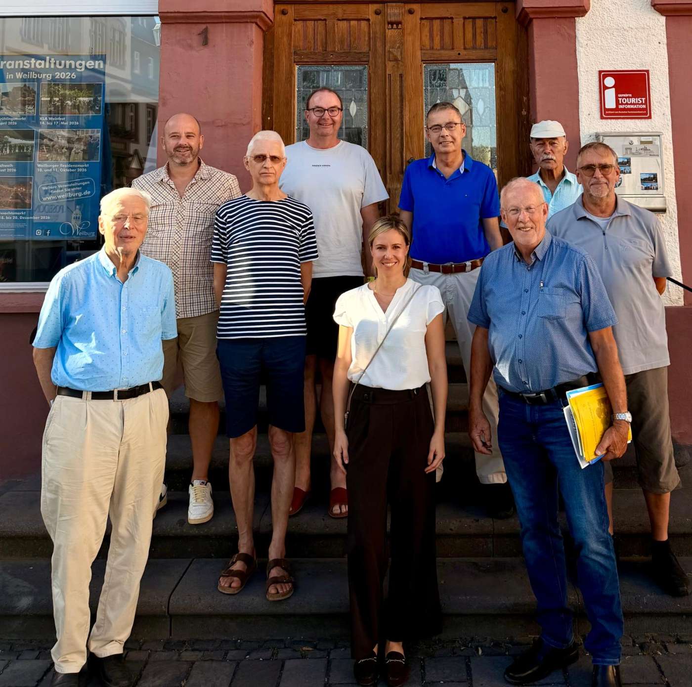 Die Weilburger FDP nach einem informativen Gespräch vor dem neu zertifizierten Tourismusbüro, v.l. Peter Krauss, Pierre Kreuzer, Hartmut Schmidt, Henning Prüßner, Vanessa Bäcker, Matthias Knaust, Hans Werner Bruchmeier, Alexander Scheiber und Rainer Schick